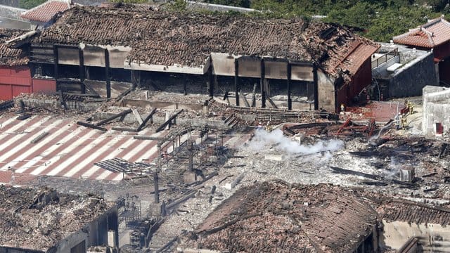 Der Hauptpalast Seiden der historischen Shuri Burg, nachdem es durch ein Feuer zerstört wurde. Der Hauptpalast Seiden der historischen Shuri Burg, nachdem es durch ein Feuer zerstört wurde.