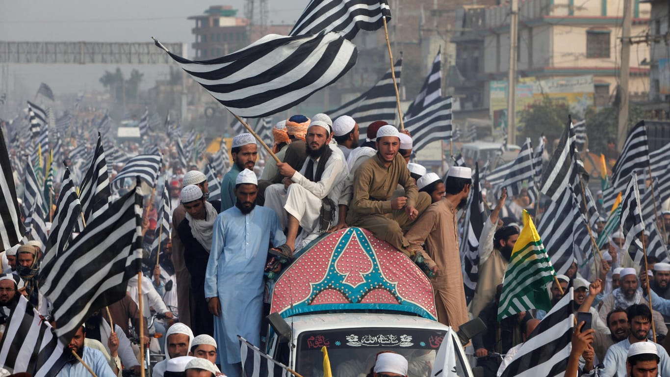 Anhänger der islamischen Partei Jamiat-Ulema-i-Islam-Fazal (JUI-F) nehmen an einer Demonstration gegen Menschenrechtsverletzungen von Indien teil: Derzeit kommt es in der Region immer wieder zu Protesten.