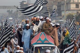 Anhänger der islamischen Partei Jamiat-Ulema-i-Islam-Fazal (JUI-F) nehmen an einer Demonstration gegen Menschenrechtsverletzungen von Indien teil: Derzeit kommt es in der Region immer wieder zu Protesten.