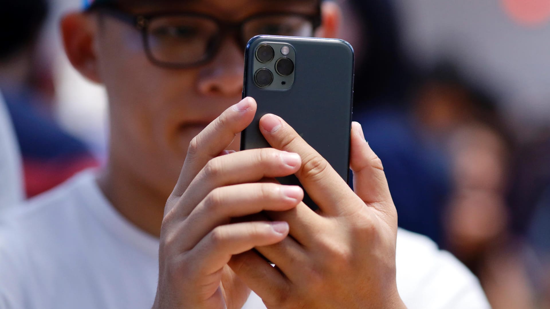 (190922) -- NEW YORK, Sept. 22, 2019 -- A customer tries an iPhone 11 Pro Max at an Apple Store in New York, the United