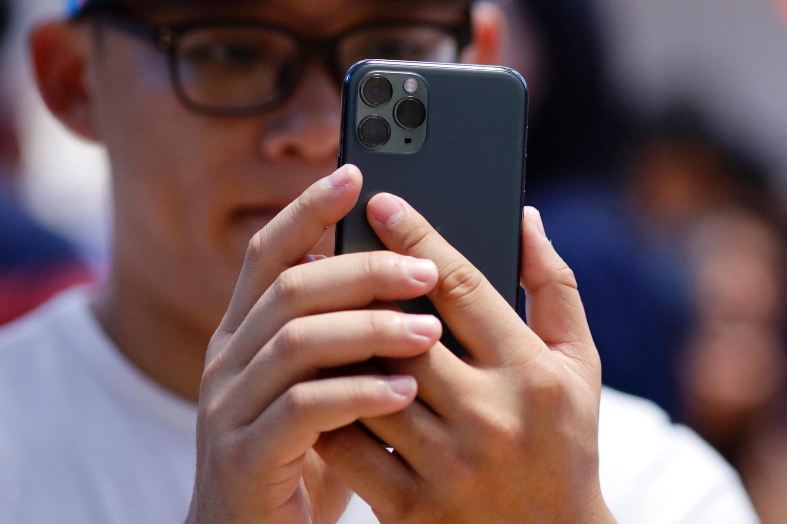 (190922) -- NEW YORK, Sept. 22, 2019 -- A customer tries an iPhone 11 Pro Max at an Apple Store in New York, the United