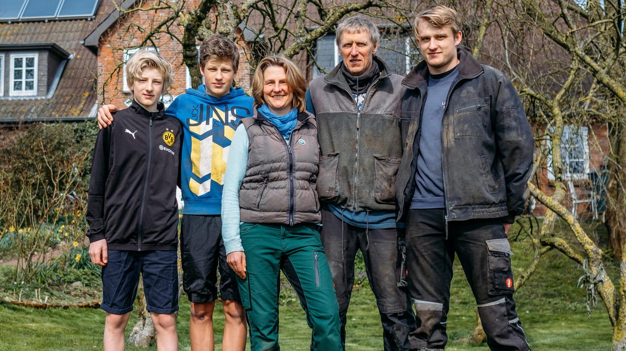 Familie Backsen vor ihrem Hof Edenswarf auf der Norseeinsel Pellworm: Der steigende Meeresspiegel bedroht die Lebensgrundlage der Landwirte.