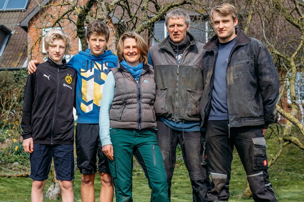 Familie Backsen vor ihrem Hof Edenswarf auf der Norseeinsel Pellworm: Der steigende Meeresspiegel bedroht die Lebensgrundlage der Landwirte.