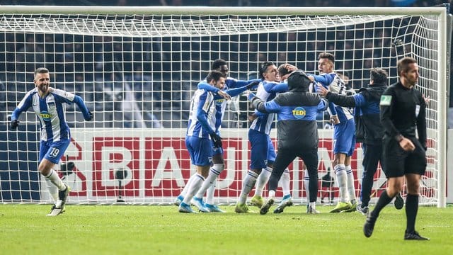 Die Hertha-Profis feiern ihren Sieg im Elfmeterschießen.