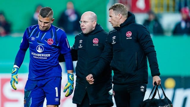 Hat sich beim Pokalspiel in Kaiserslautern verletzt: Nürnbergs Torwart Patric Klandt (l). Hat sich beim Pokalspiel in Kaiserslautern verletzt: Nürnbergs Torwart Patric Klandt (l).