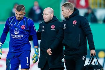Hat sich beim Pokalspiel in Kaiserslautern verletzt: Nürnbergs Torwart Patric Klandt (l).