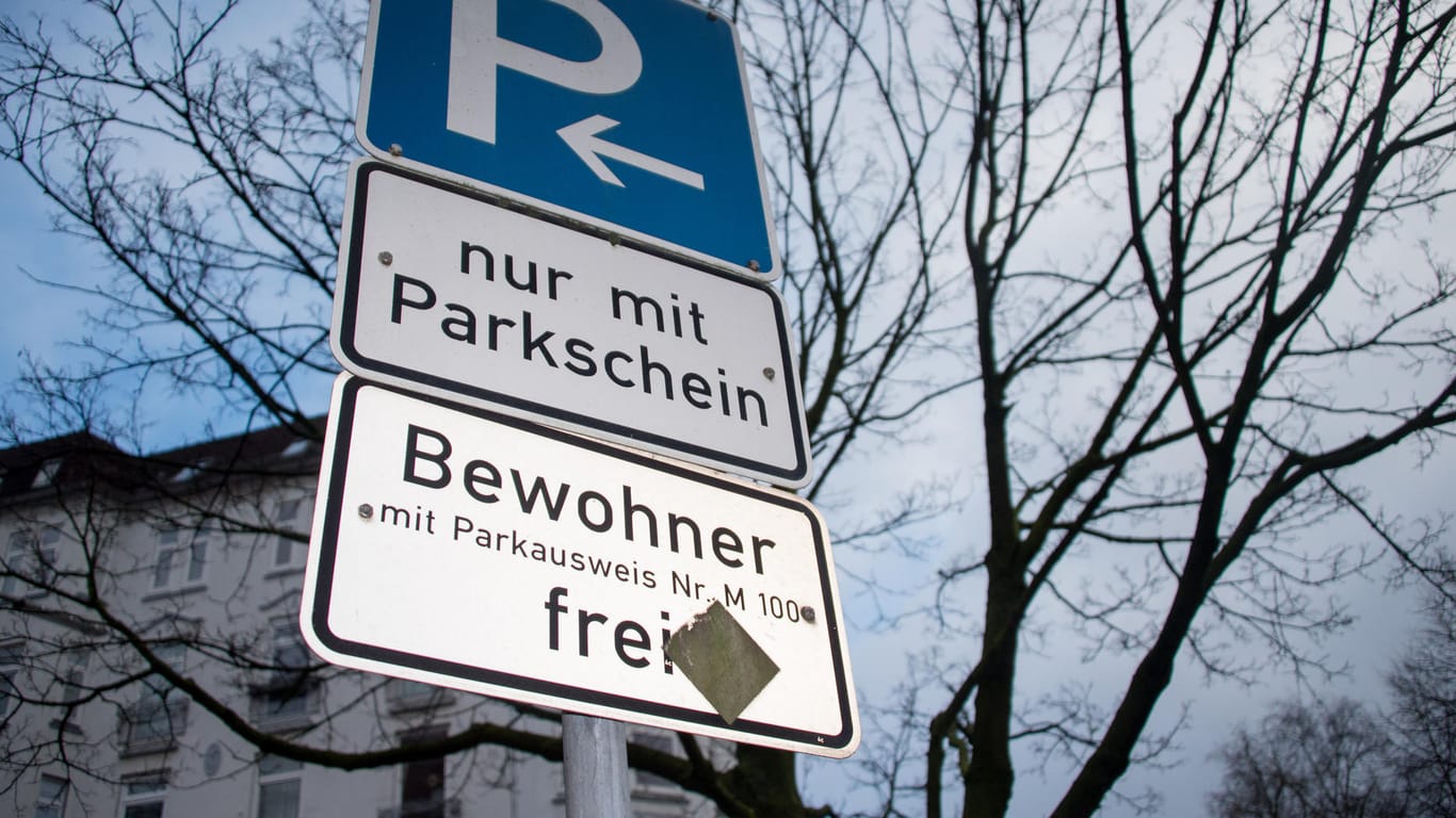 Verkehrsschild in Hamburg: Künftig sollen Kommunen die Gebühr fürs Anwohner-Parken nach eigenem Ermessen festlegen können. (Symbolfoto)
