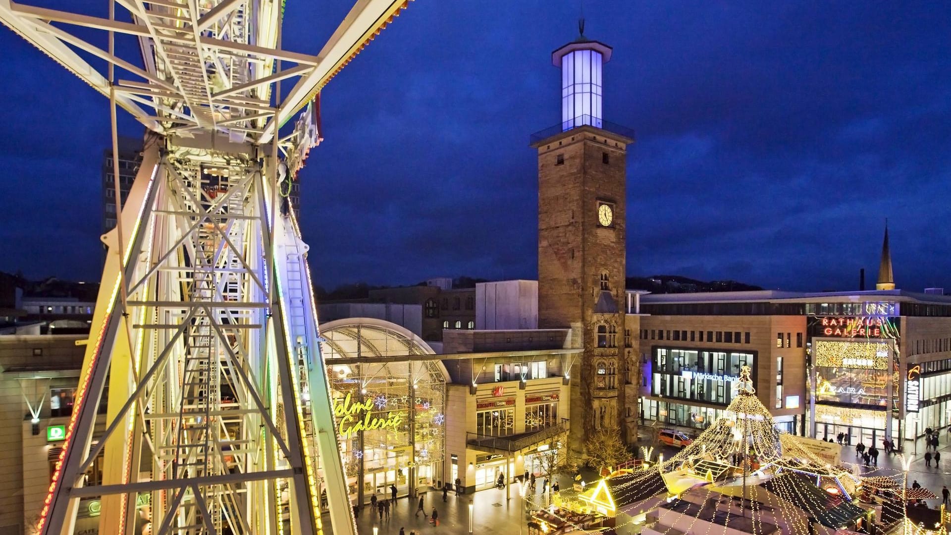 Riesenrad und der Rathausturm auf dem Weihnachtsmarkt in Hagen: Über die Öffnung am Totensonntag ist eine Debatte entbrannt.