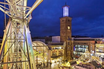 Riesenrad und der Rathausturm auf dem Weihnachtsmarkt in Hagen: Über die Öffnung am Totensonntag ist eine Debatte entbrannt.