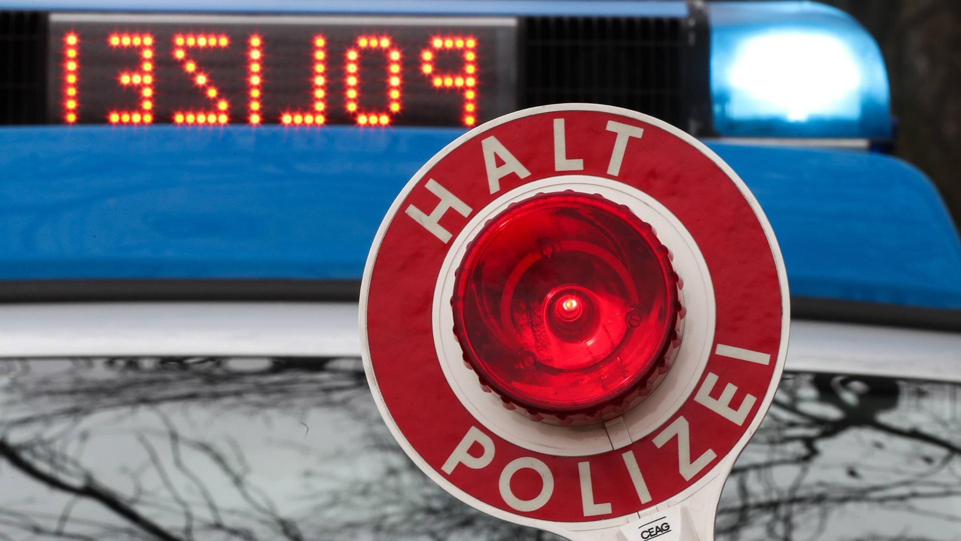 Polizeikelle und Streifenwagen im Einsatz (Symbolbild): Eine frühere Bewährungsstrafe konnte den Mann offenbar nicht von den Fahrten abhalten.