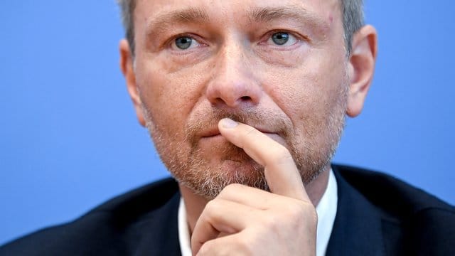 Er muss abwarten, ob seine Partei die 5-Prozent-Hürde in Thüringen wirklichgeschafft hat: FDP-Chef Christian Lindner. Er muss abwarten, ob seine Partei die 5-Prozent-Hürde in Thüringen wirklichgeschafft hat: FDP-Chef Christian Lindner.