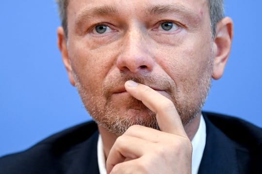 Er muss abwarten, ob seine Partei die 5-Prozent-Hürde in Thüringen wirklichgeschafft hat: FDP-Chef Christian Lindner.