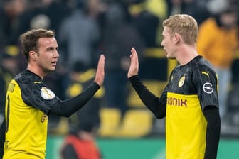 Dortmunds Mario Götze (l) und Julian Brandt klatschen ab.