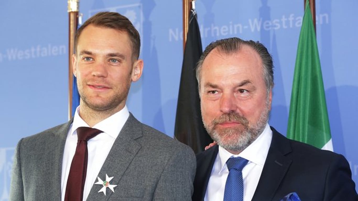Bayern-Torwart Manuel Neuer (l) und Clemens Tönnies in der Düsseldorfer Staatskanzlei.