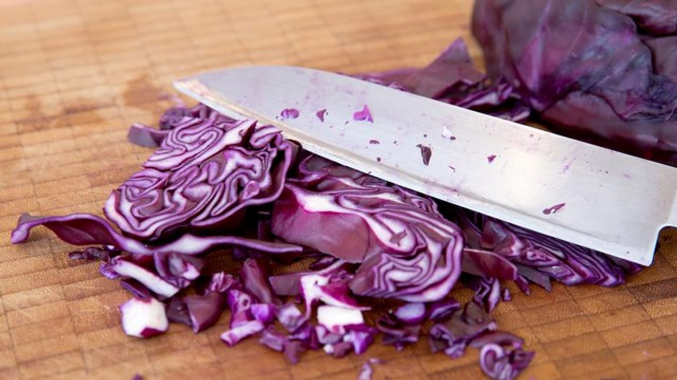 Vielseitig verwendbar: Rotkohl schmeckt als Beilage, aber auch im Salat.