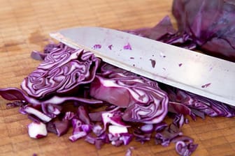 Vielseitig verwendbar: Rotkohl schmeckt als Beilage, aber auch im Salat.