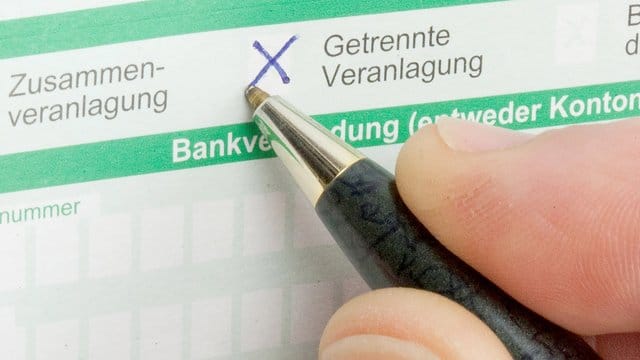Kreuz mit Folgen: Eine getrennte Veranlagung kann für Ehepaare finanzielle Nachteile haben. Kreuz mit Folgen: Eine getrennte Veranlagung kann für Ehepaare finanzielle Nachteile haben.