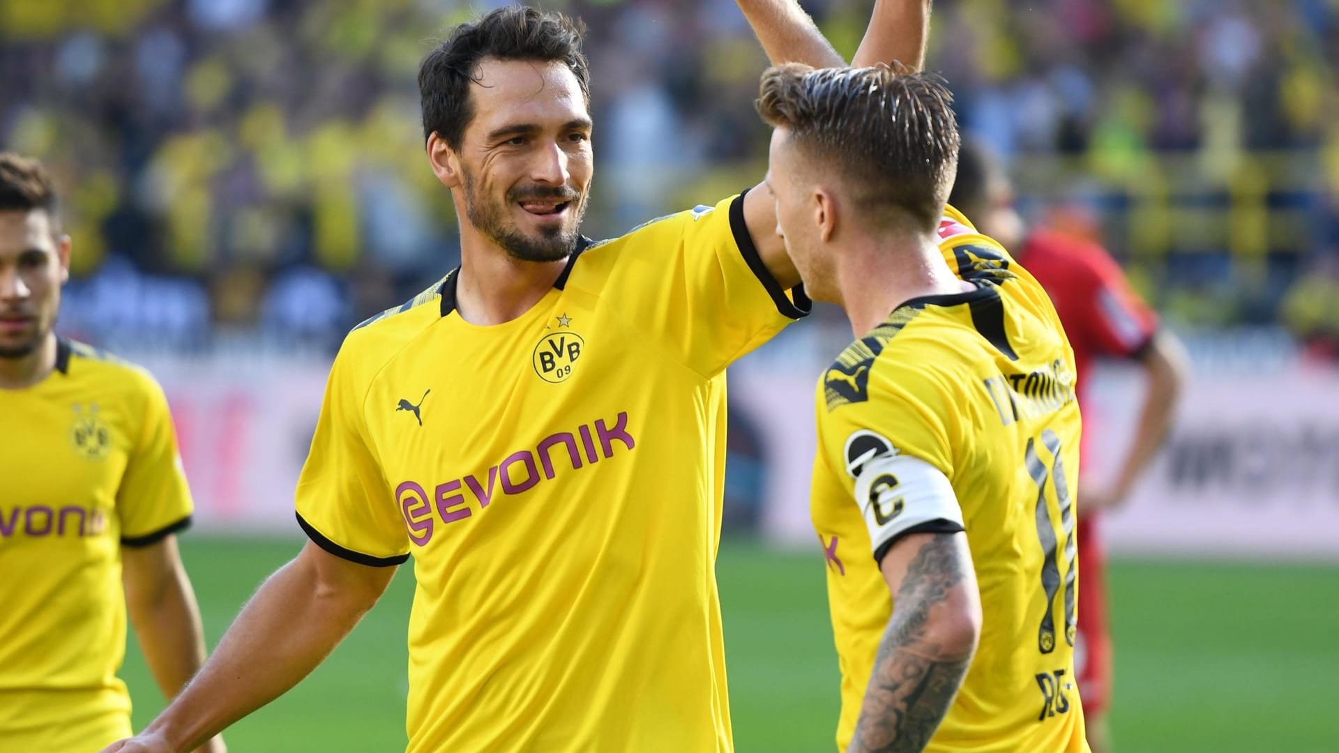 Mats Hummels beglückwünscht Marco Reus beim Spiel gegen Bayer Leverkusen im September: Können die BVB-Profis am Samstag wieder spielen?