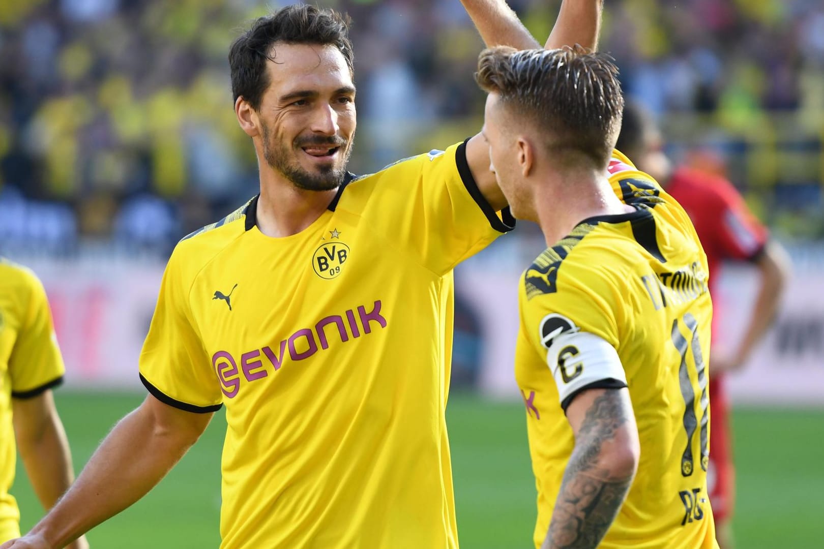 Mats Hummels beglückwünscht Marco Reus beim Spiel gegen Bayer Leverkusen im September: Können die BVB-Profis am Samstag wieder spielen?