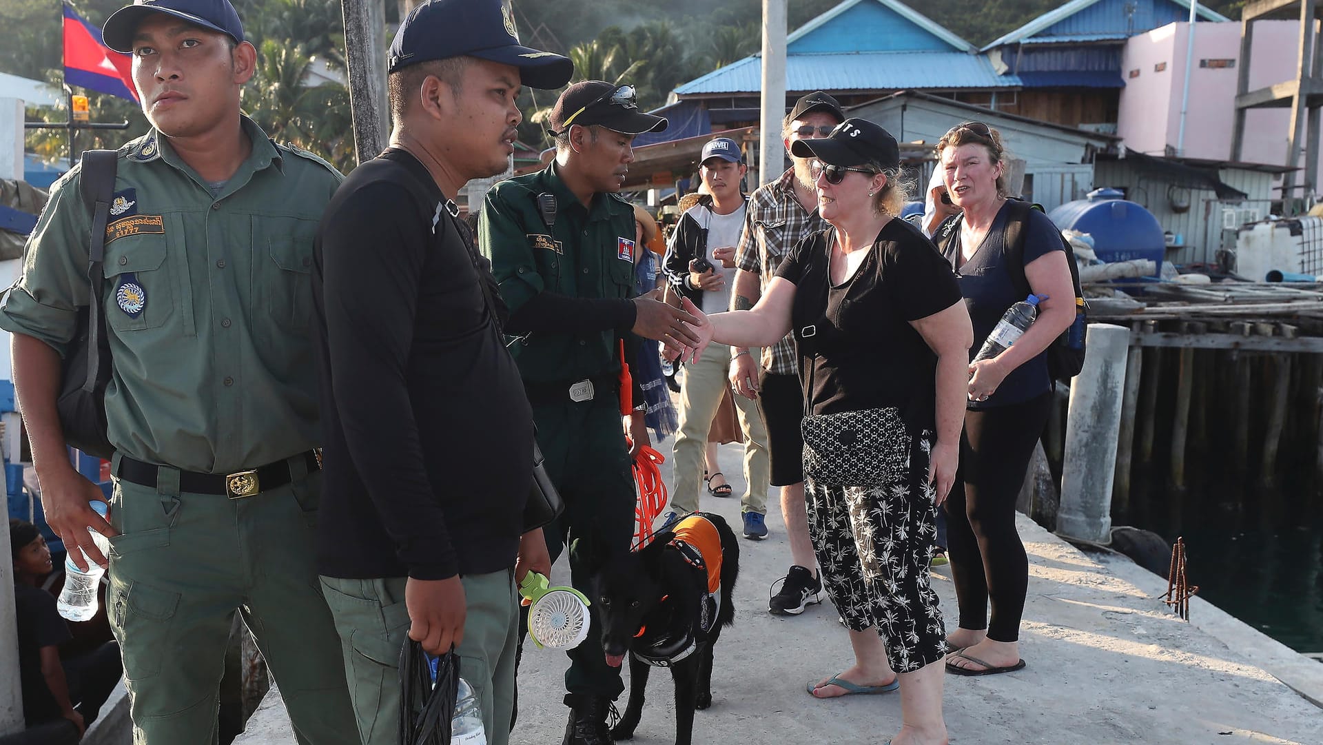 Kambodschanische Offizielle und die Familie der vermissten Britin auf Koh Rong: Bei der gefundenen Leiche handelt es sich wahrscheinlich um die 21-Jährige.