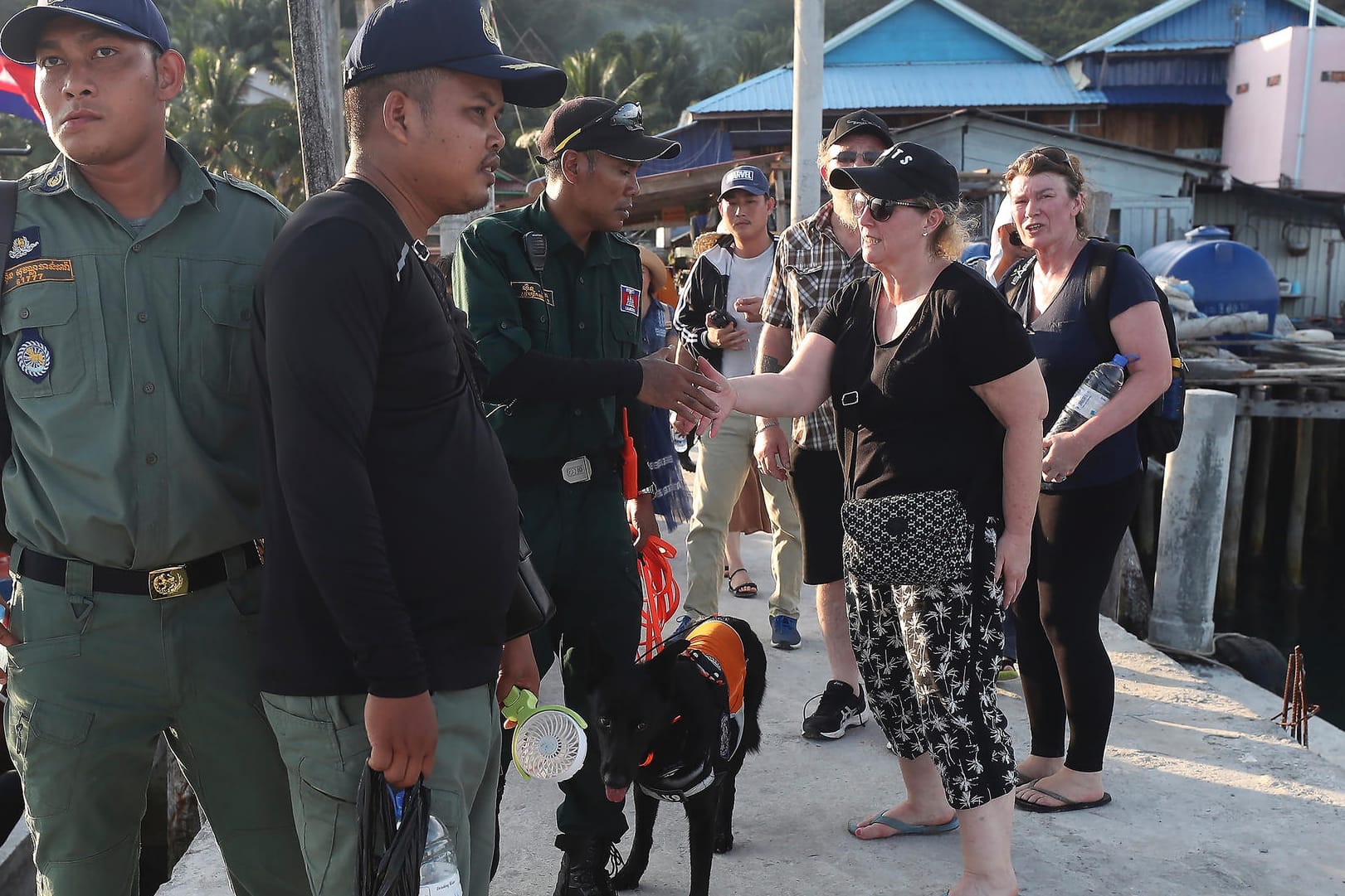 Kambodschanische Offizielle und die Familie der vermissten Britin auf Koh Rong: Bei der gefundenen Leiche handelt es sich wahrscheinlich um die 21-Jährige.