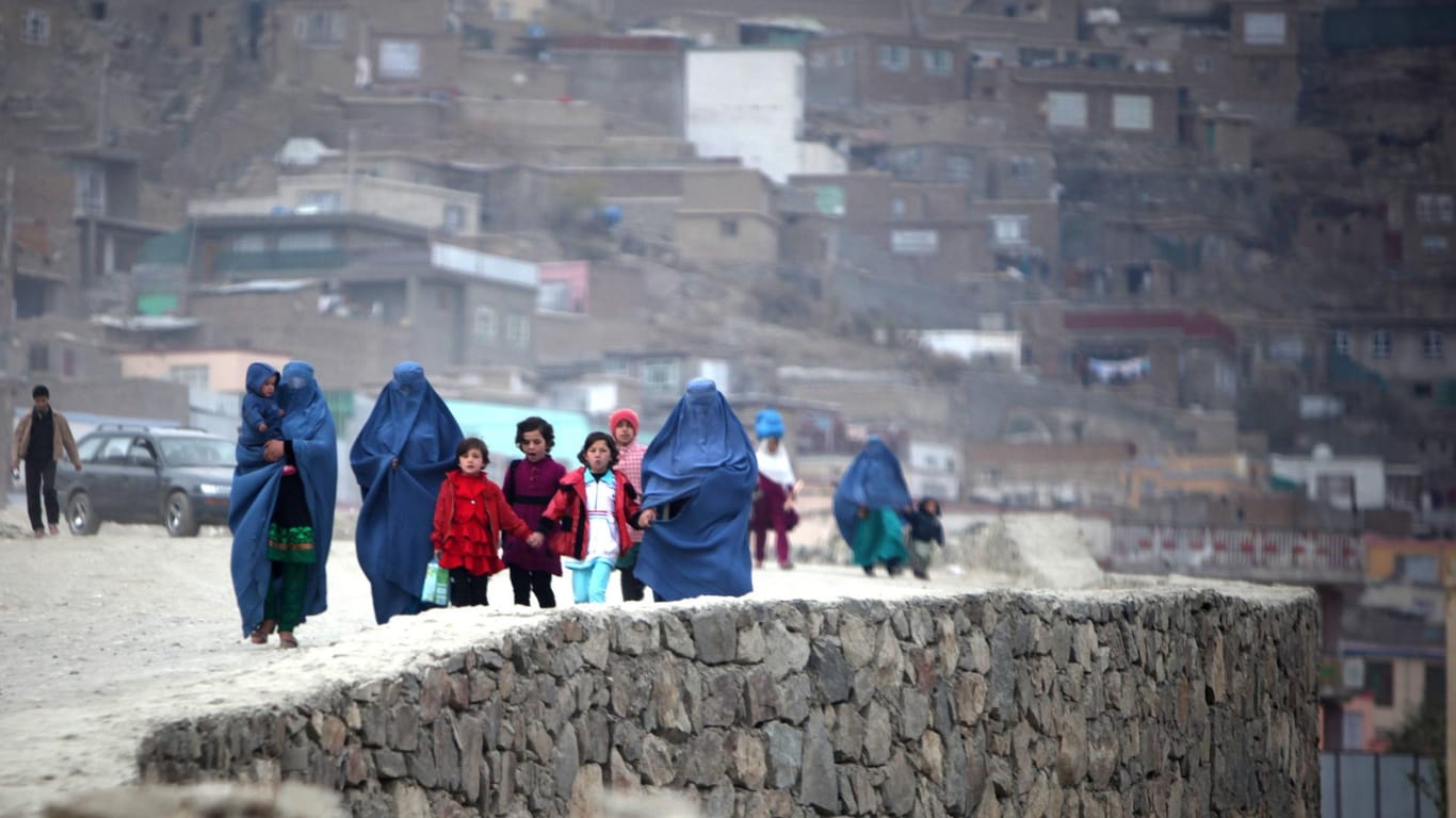 Aufnahme einer Straße in Kabul, der afghanischen Hauptstadt (Symbolbild): Etwa die Hälfte der Rückkehrer kam freiwillig zurück – der Rest wurde aus anderen Ländern deportiert.