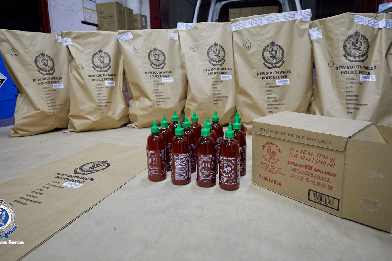 Geschmuggeltes Rauschgift in Soßenflaschen der Marke Sriracha: Die Drogendealer verstecken ihre Ware oft in unscheinbaren Handelsgütern.