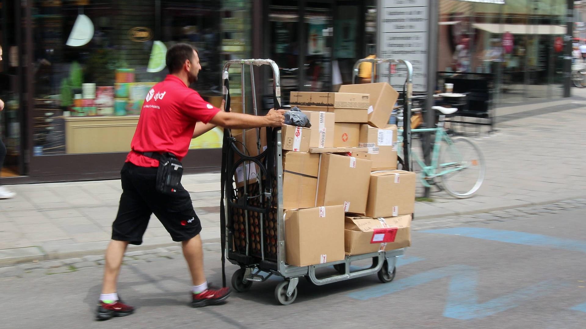 DPD liefert Pakete aus: Der Paketzusteller DPD rechnet vor dem Fest mit 4.000 Sendungen, die zugestellt werden müsssen. (Symbolbild)