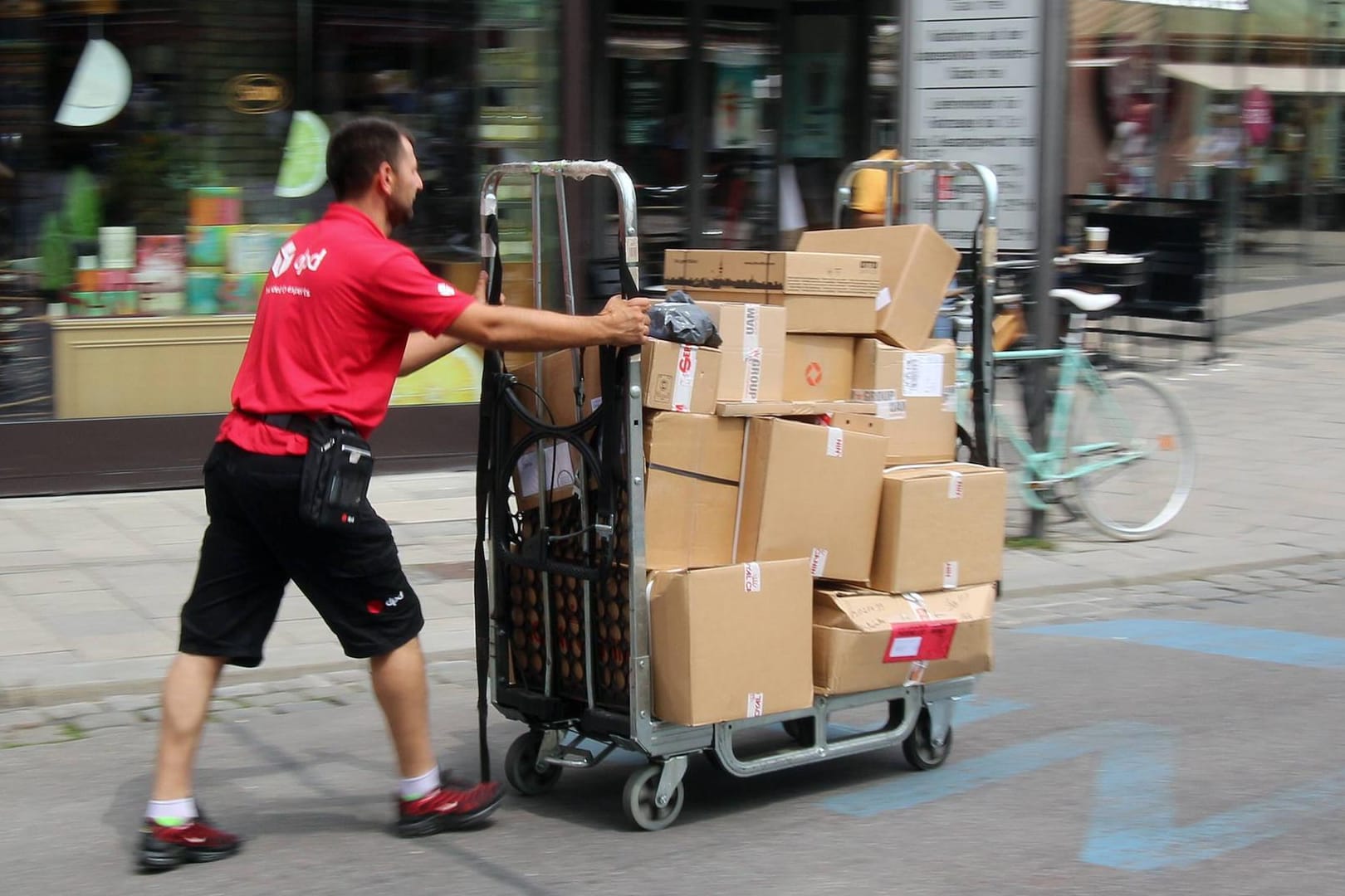 DPD liefert Pakete aus: Der Paketzusteller DPD rechnet vor dem Fest mit 4.000 Sendungen, die zugestellt werden müsssen. (Symbolbild)