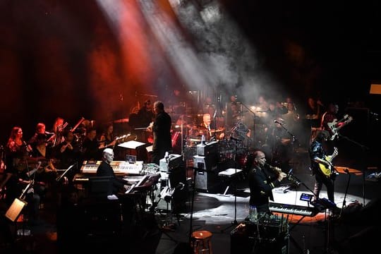 Steve Hackett mit Orchester in der Royal Festival Hall.