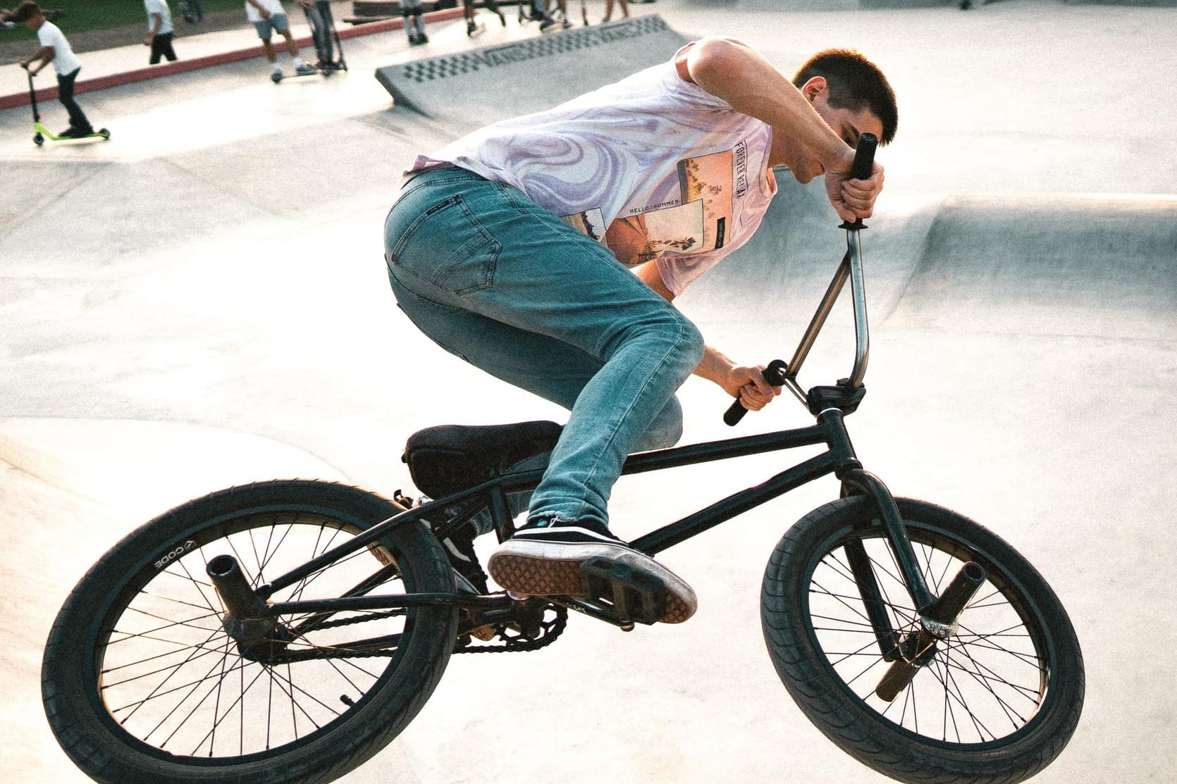 Ein Mann fährt auf einem BMX-Bike: In Karlsruhe gibt es für Fans der Szene ein Museum.