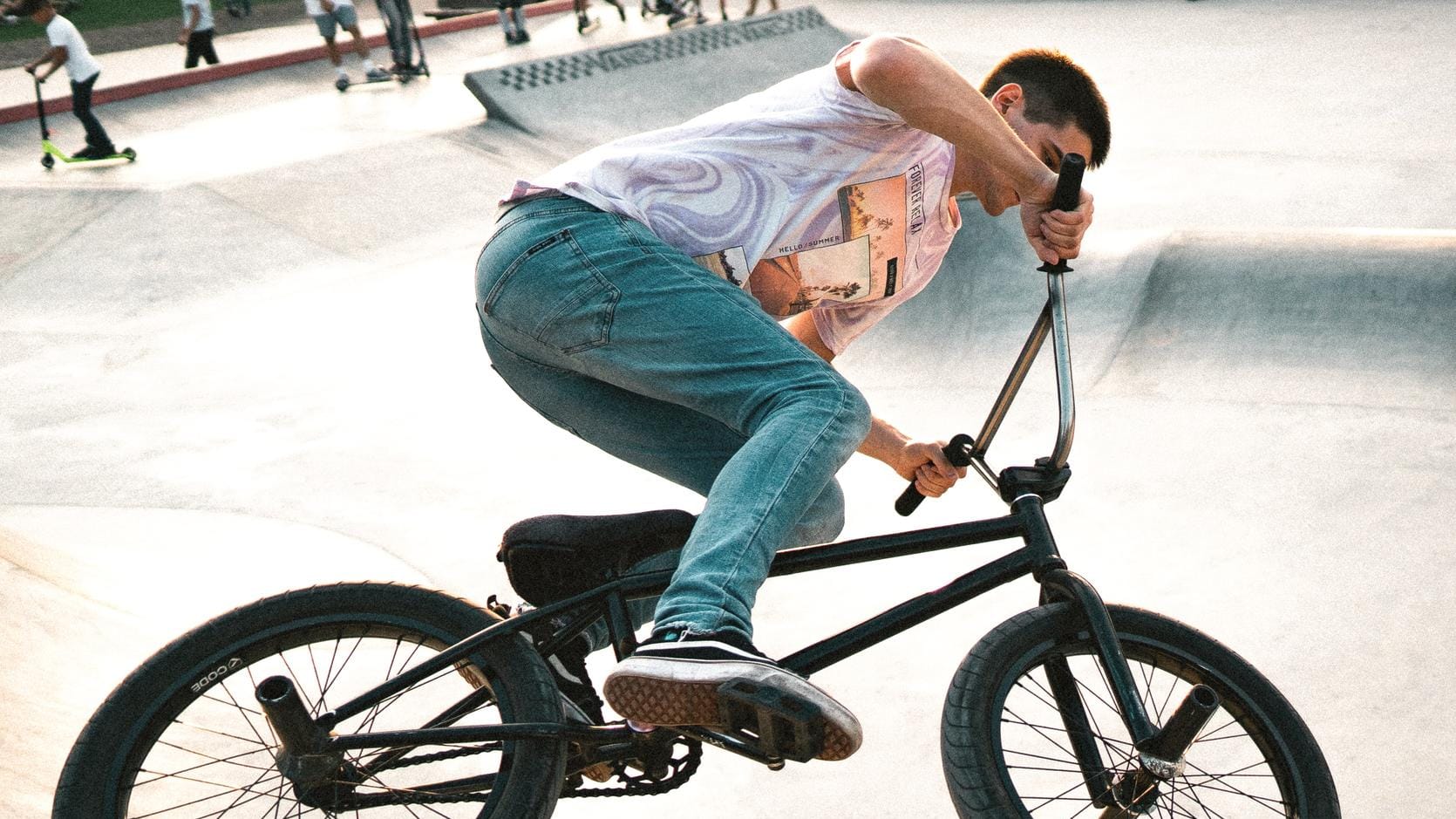 Ein Mann fährt auf einem BMX-Bike: In Karlsruhe gibt es für Fans der Szene ein Museum.