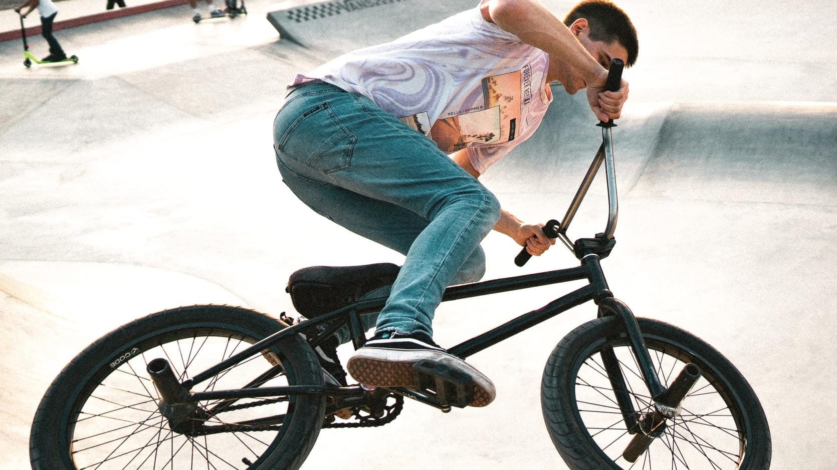 Ein Mann fährt auf einem BMX-Bike: In Karlsruhe gibt es für Fans der Szene ein Museum.