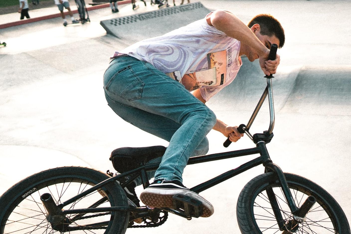 Ein Mann fährt auf einem BMX-Bike: In Karlsruhe gibt es für Fans der Szene ein Museum.