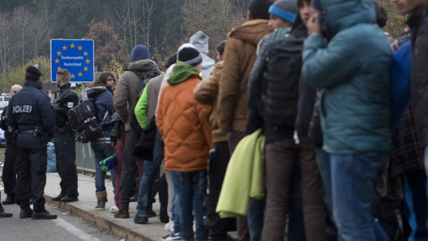 Flüchtlinge an der deutschen Grenze in Wegscheid im Jahr 2015: Polen, Ungarn und Tschechien hatten sich damals geweigert, Migranten aufzunehmen.