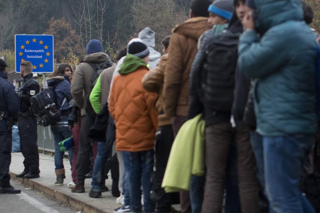 Flüchtlinge an der deutschen Grenze in Wegscheid im Jahr 2015: Polen, Ungarn und Tschechien hatten sich damals geweigert, Migranten aufzunehmen.