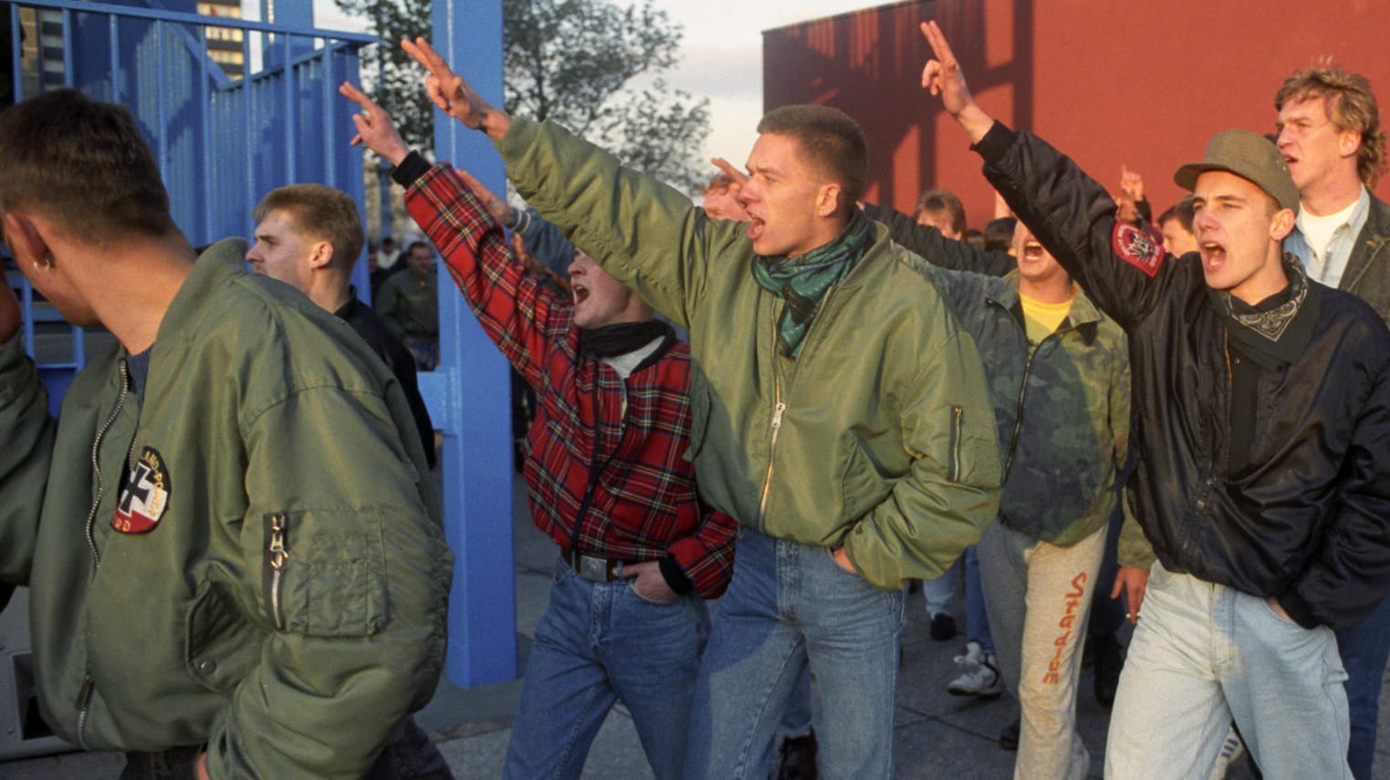 Neonazis marschieren am 9. November 1991 in Halle auf: Im Internet erinnern sich Betroffene rechtsradikaler Gewalt an Vorfälle aus den neunziger Jahren.