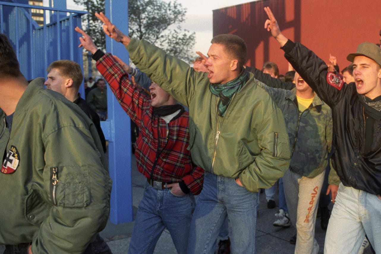 Neonazis marschieren am 9. November 1991 in Halle auf: Im Internet erinnern sich Betroffene rechtsradikaler Gewalt an Vorfälle aus den neunziger Jahren.