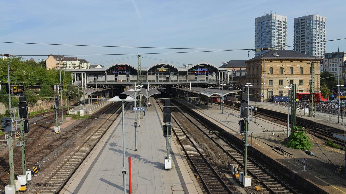 Ein Blick auf den Mainzer Hauptbahnhof: Im Oktober haben Fahrgäste oft erst am Bahnsteig erfahren, dass ihr ICE gar nicht fahren wird.