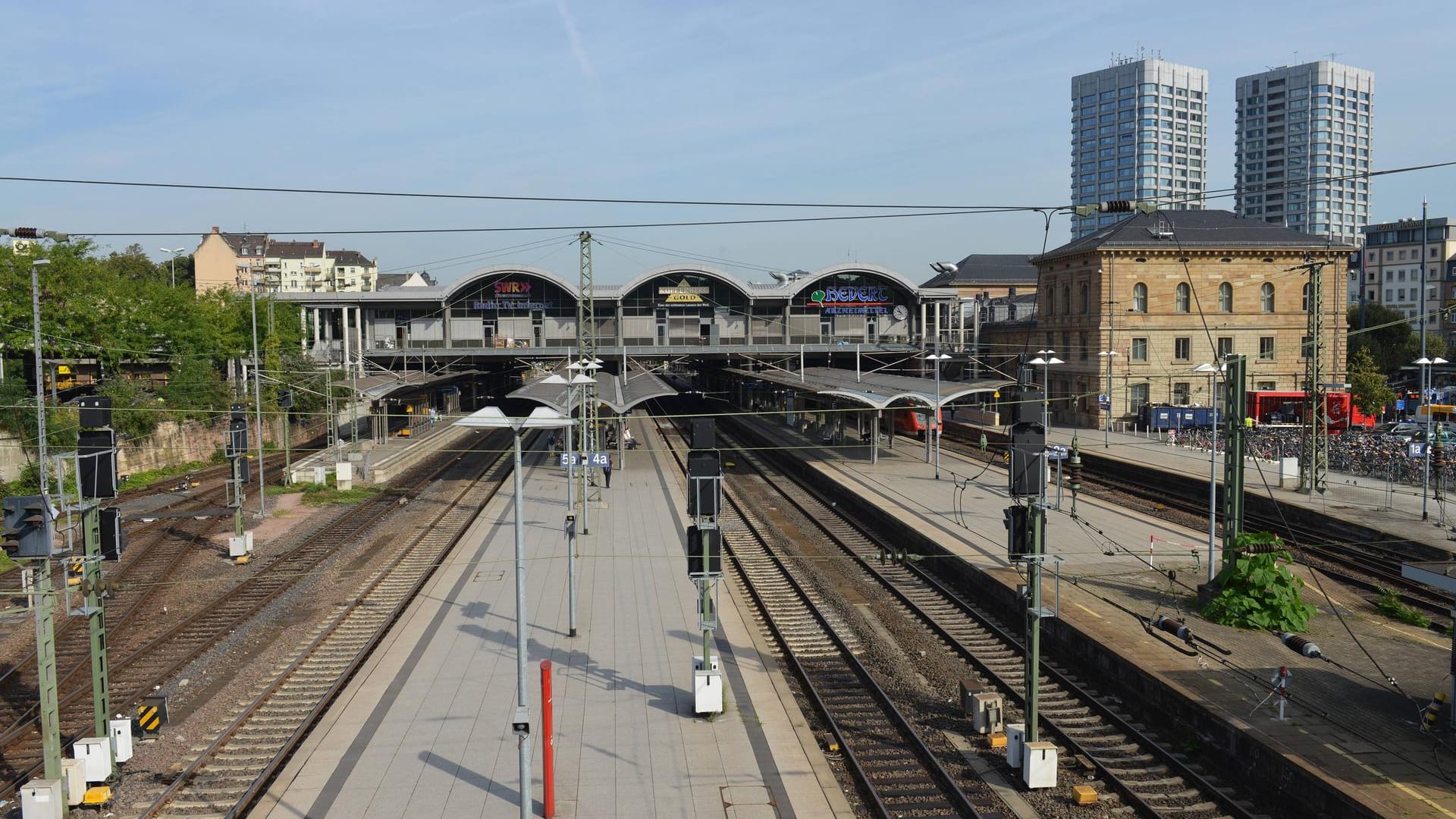 Ein Blick auf den Mainzer Hauptbahnhof: Im Oktober haben Fahrgäste oft erst am Bahnsteig erfahren, dass ihr ICE gar nicht fahren wird. Ein Blick auf den Mainzer Hauptbahnhof: Im Oktober haben Fahrgäste oft erst am Bahnsteig erfahren, dass ihr ICE gar nicht fahren wird.
