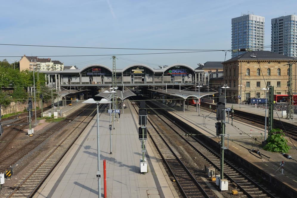 Ein Blick auf den Mainzer Hauptbahnhof: Im Oktober haben Fahrgäste oft erst am Bahnsteig erfahren, dass ihr ICE gar nicht fahren wird.