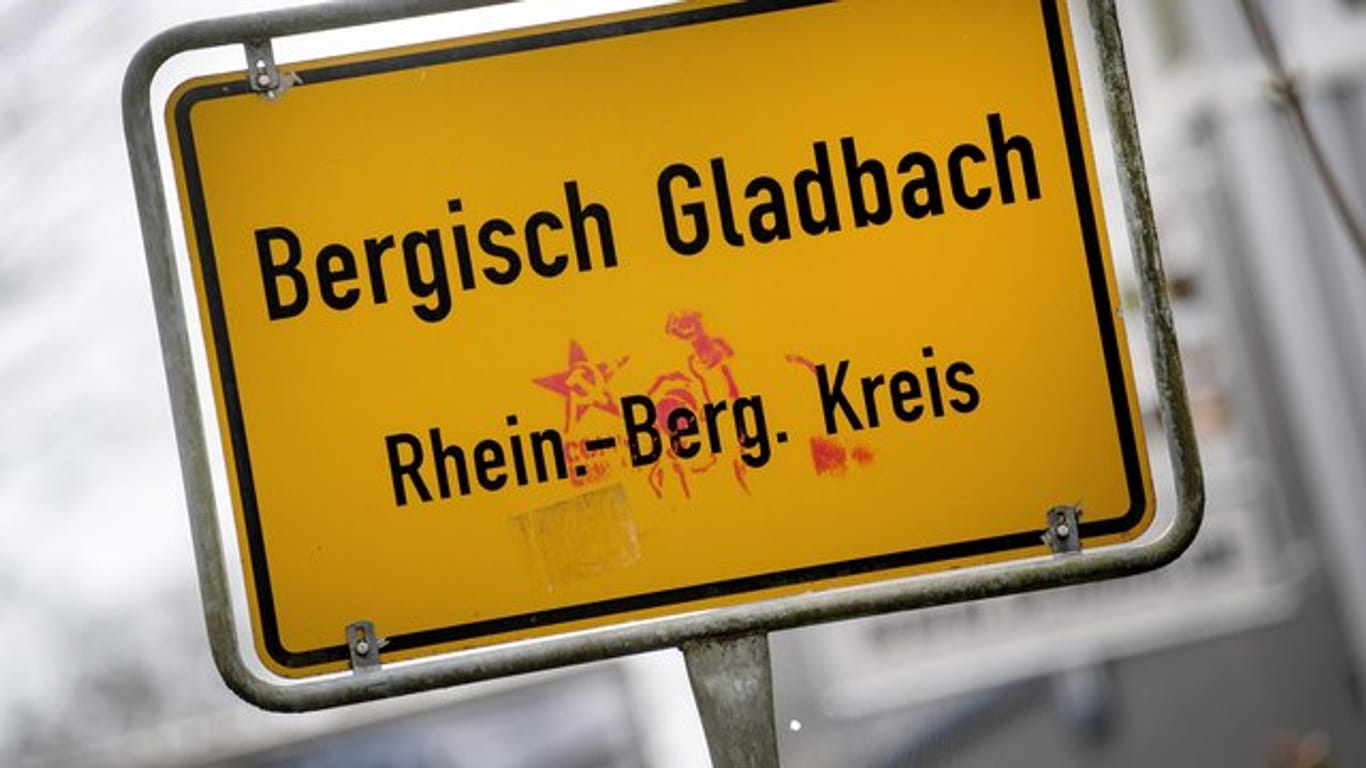 Im Zusammenhang mit einem Fall von Kindesmissbrauch in Bergisch Gladbach sind inzwischen vier Personen verhaftet worden.