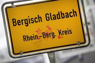 Im Zusammenhang mit einem Fall von Kindesmissbrauch in Bergisch Gladbach sind inzwischen vier Personen verhaftet worden.