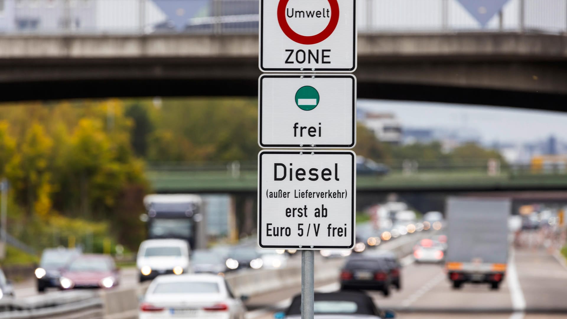 Verbotschild: Für bestimmte Dieselfahrzeuge gilt in vielen Städten ein Einfahrtsverbot. Verbotschild: Für bestimmte Dieselfahrzeuge gilt in vielen Städten ein Einfahrtsverbot.