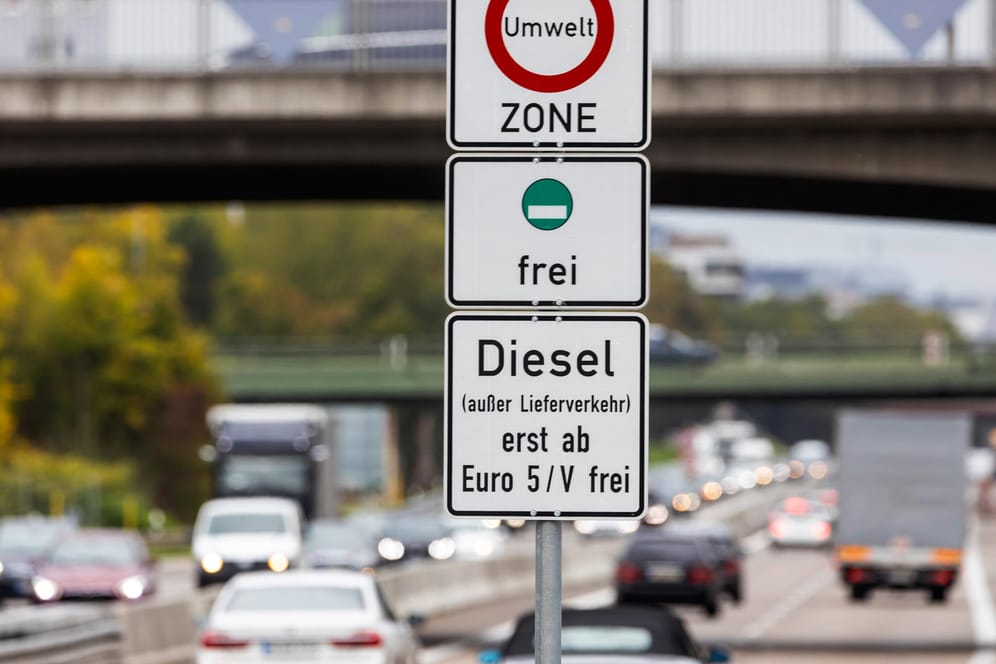 Verbotschild: Für bestimmte Dieselfahrzeuge gilt in vielen Städten ein Einfahrtsverbot.