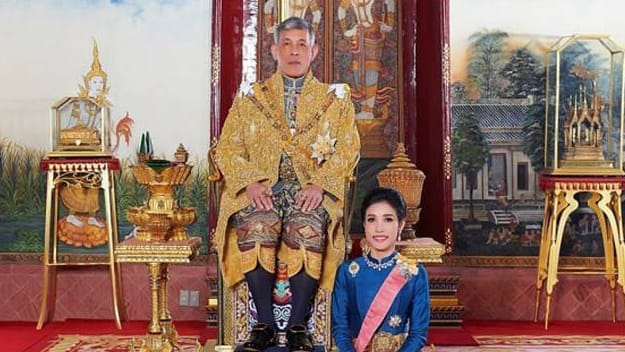 Thailands König Maha Vajiralongkorn und seine damals offizielle Geliebte Sineenat Wongvajirapakdi: Hat die Zweitfrau den König hintergangen?