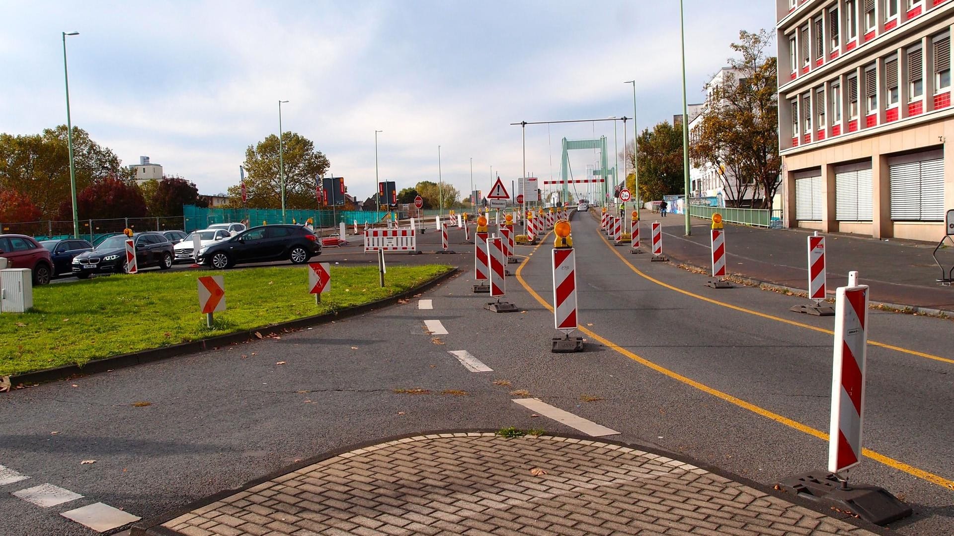 Blick auf die teilweise gesperrte Mülheimer Brücke in Köln.