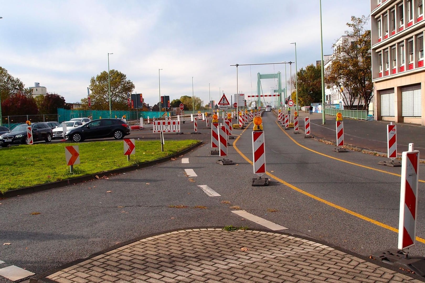 Blick auf die teilweise gesperrte Mülheimer Brücke in Köln.