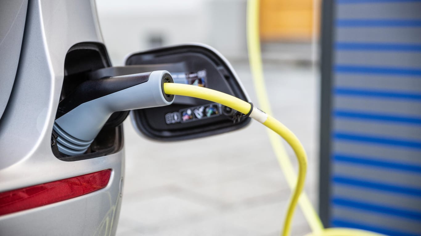 Aufladen eines Elektroautos: Forscher arbeiten an einem Akku, der sich deutlich schneller mit Energie befüllen lässt als bisherige Batterien.