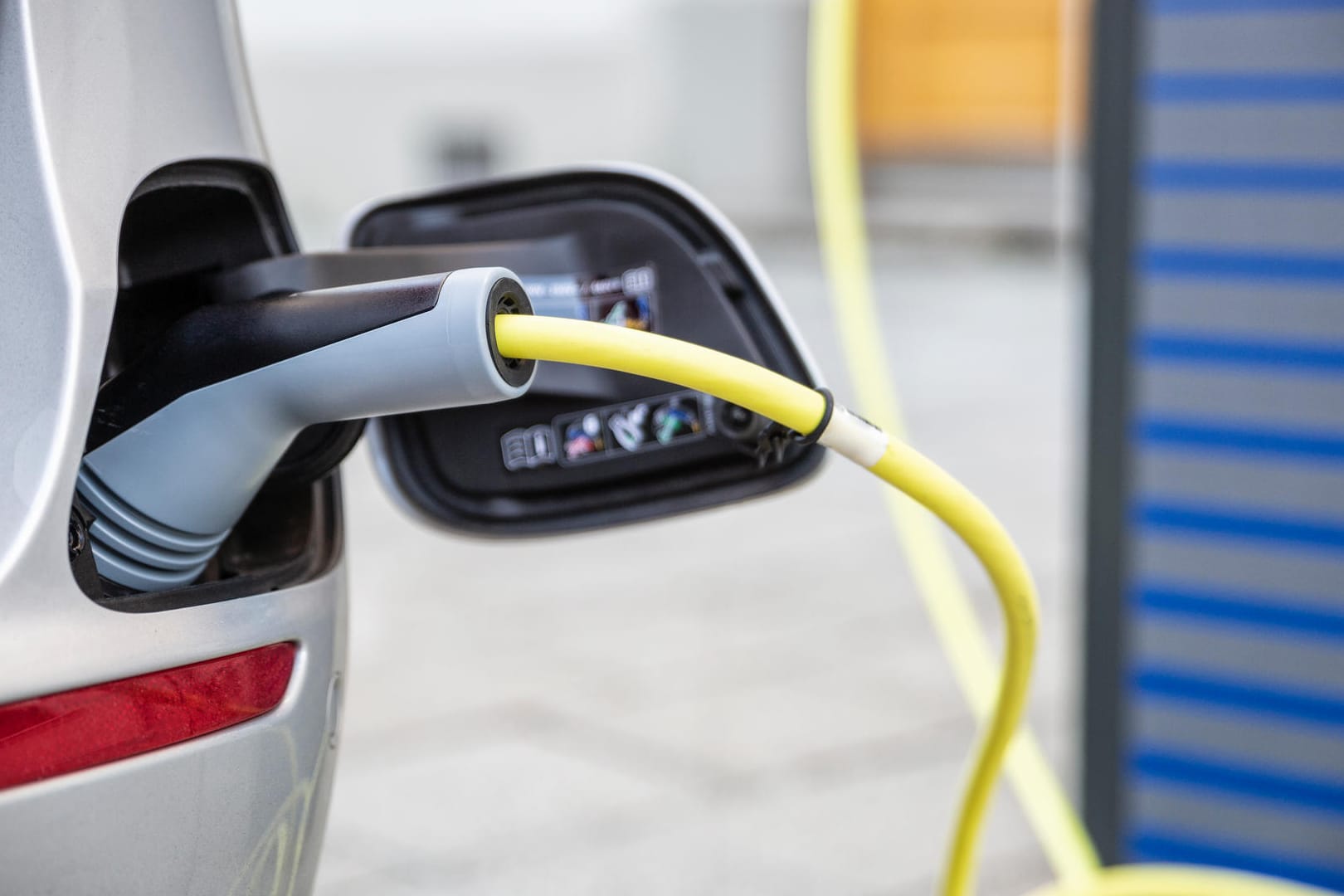 Aufladen eines Elektroautos: Forscher arbeiten an einem Akku, der sich deutlich schneller mit Energie befüllen lässt als bisherige Batterien.